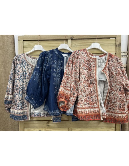 Chaqueta florecitas con forro de rayas y vivo mini encaje