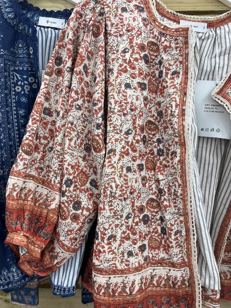 Chaqueta florecitas con forro de rayas y vivo mini encaje