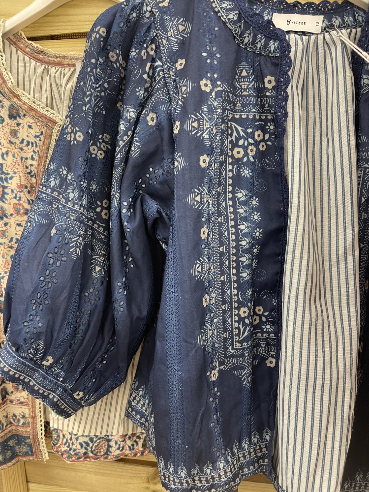 Chaqueta florecitas con forro de rayas y vivo mini encaje