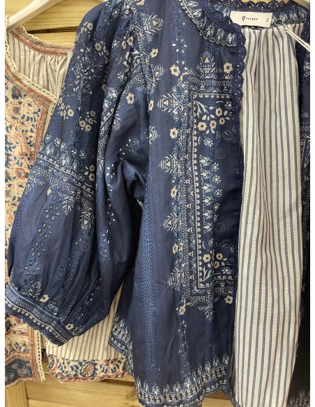 Chaqueta florecitas con forro de rayas y vivo mini encaje