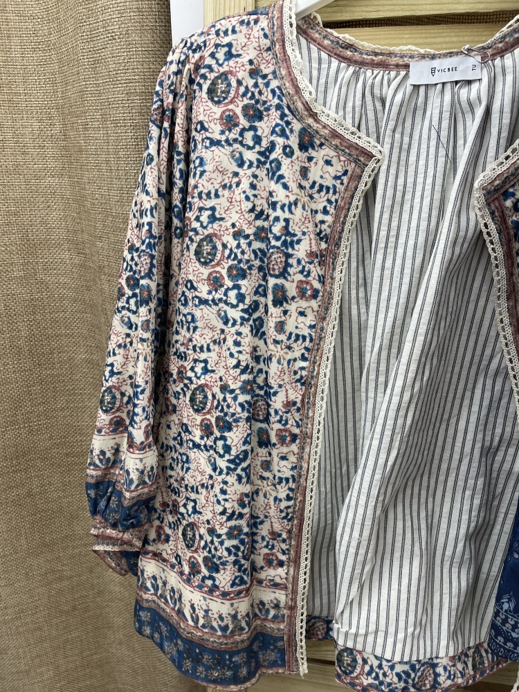 Chaqueta florecitas con forro de rayas y vivo mini encaje