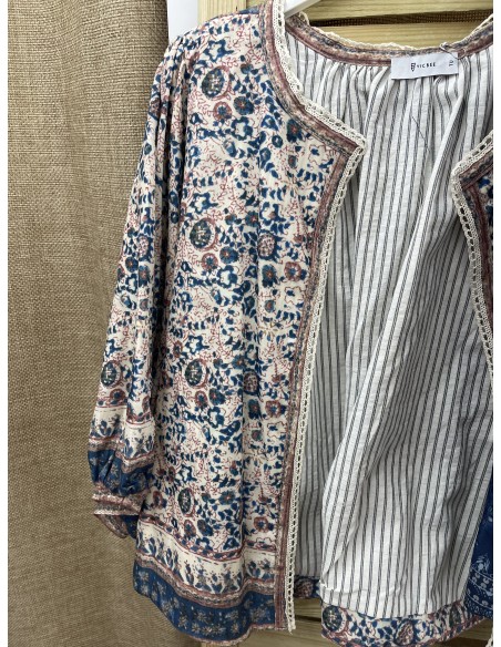 Chaqueta florecitas con forro de rayas y vivo mini encaje