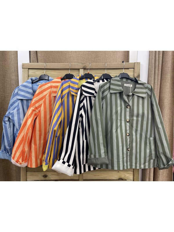 Chaqueta efecto impermeable corta de rayas