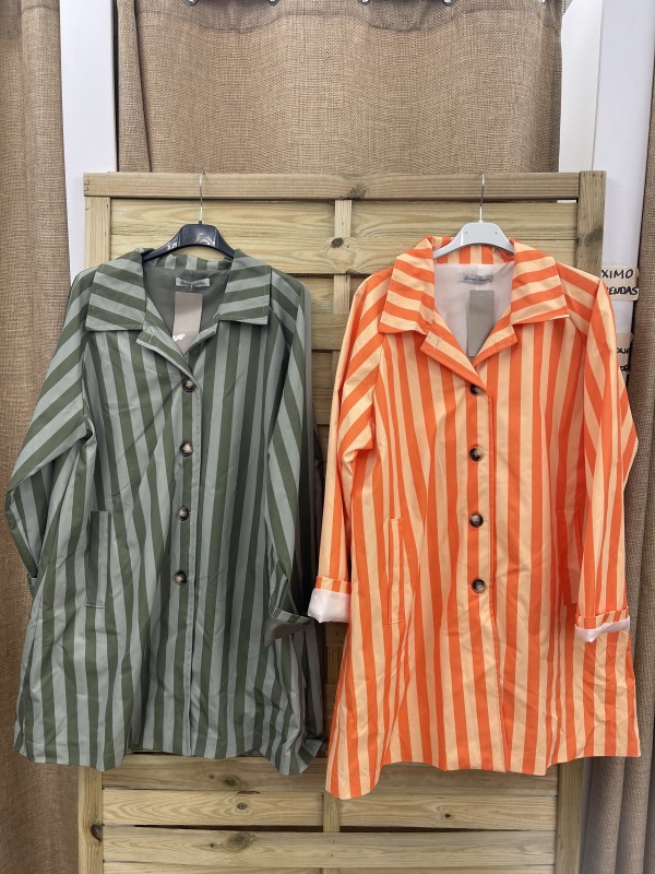 Chaqueta efecto impermeable midi de rayas