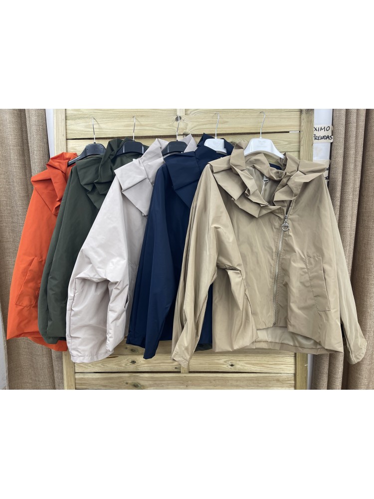 Chaqueta corta con maxi cuello y cremallera