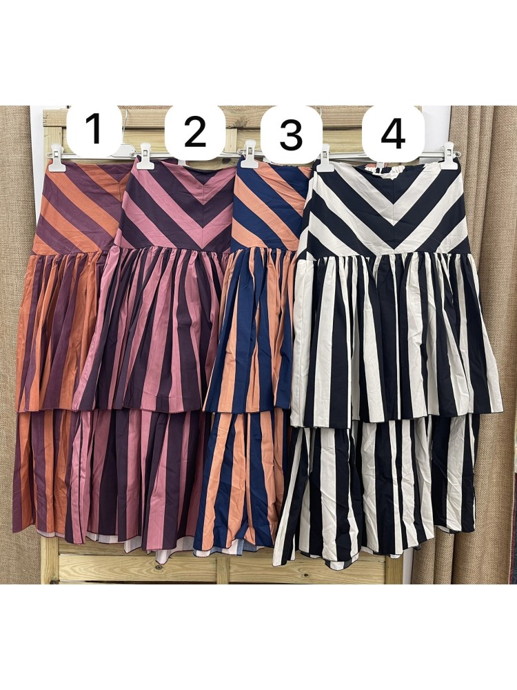 Falda de rayas con corte en cadera y doble capa