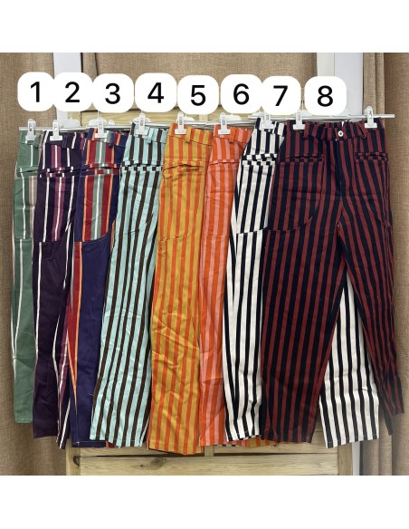 Pantalon de rayas de colores con bolsillo parche