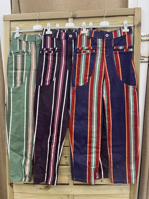 Pantalon de rayas de colores con bolsillo parche 2