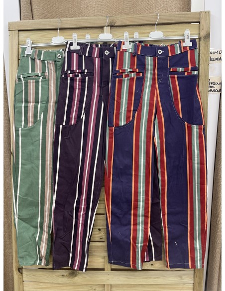 Pantalon de rayas de colores con bolsillo parche
