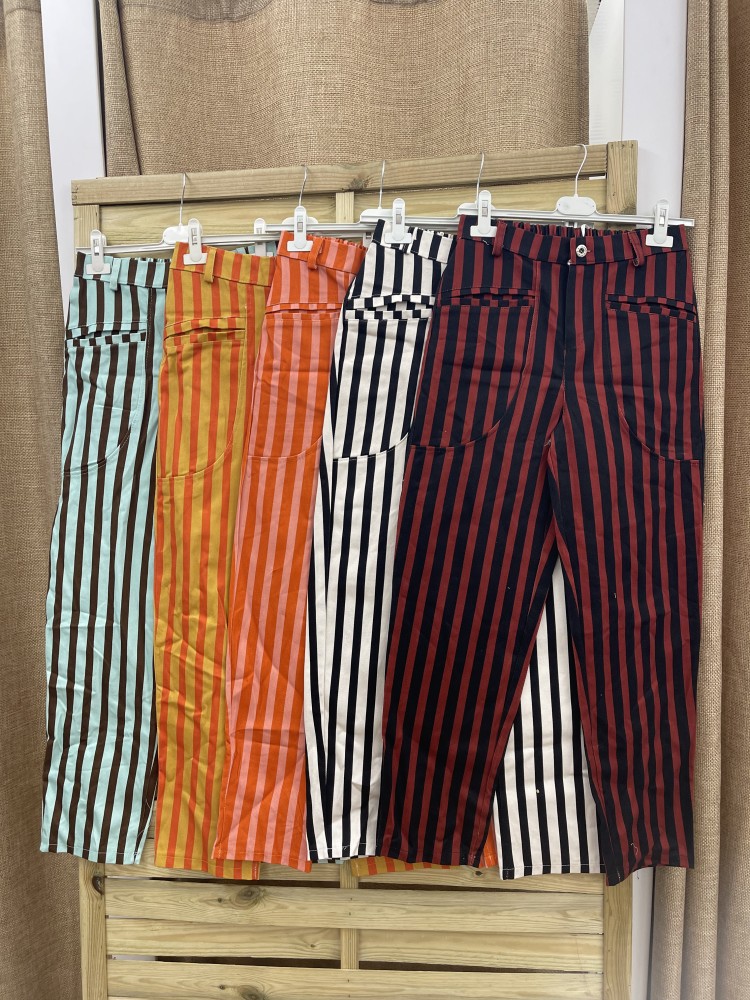 Pantalon de rayas de colores con bolsillo parche