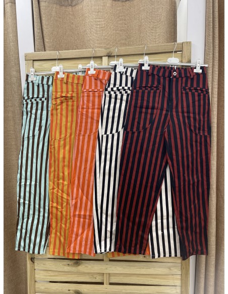 Pantalon de rayas de colores con bolsillo parche