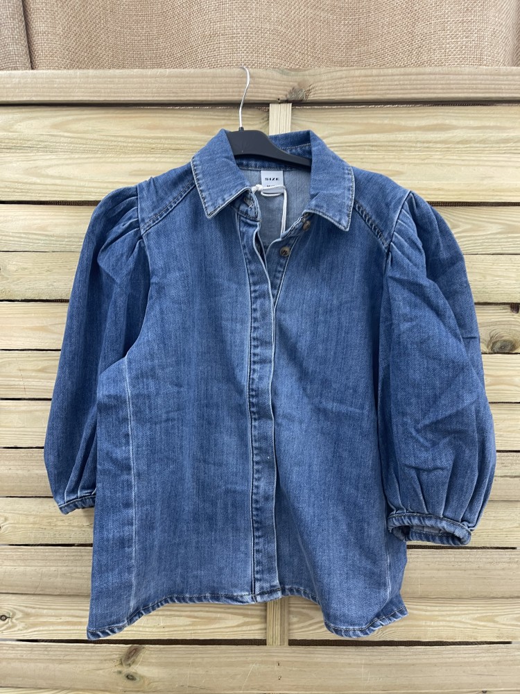 Camisa vaquera con manga francesa abullonada