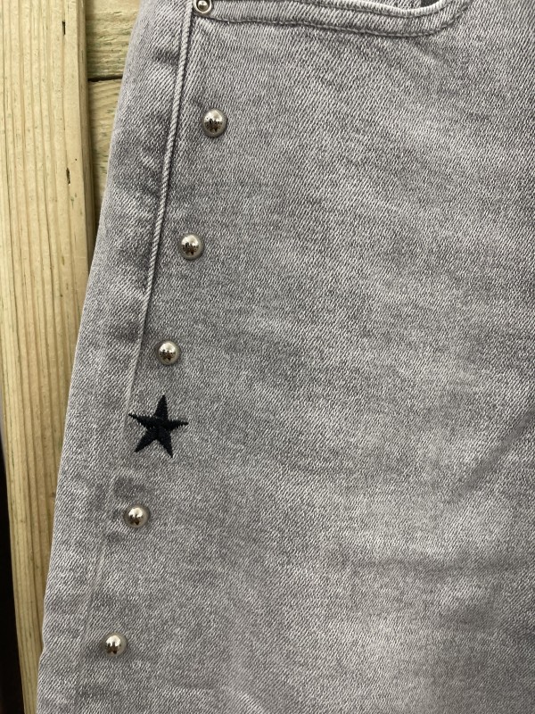 Jenas estrellas bordadas negras y tachas laterales 2