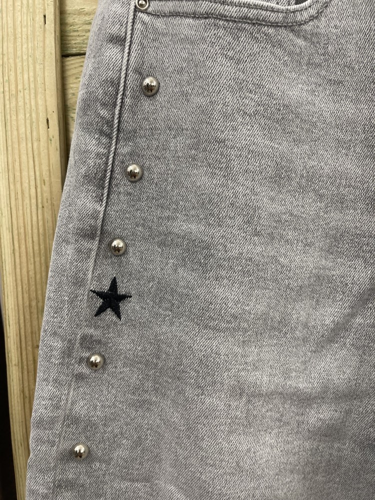 Jenas estrellas bordadas negras y tachas laterales