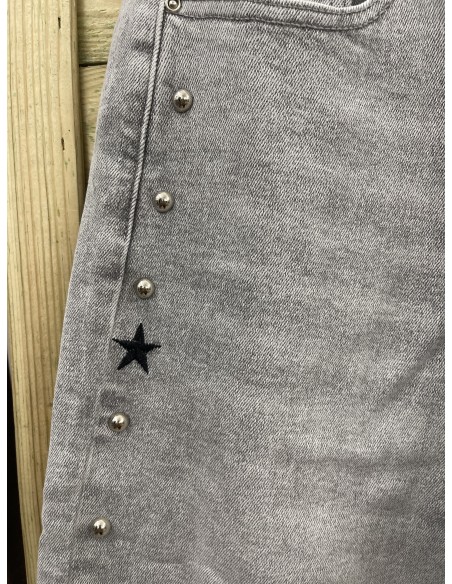 Jenas estrellas bordadas negras y tachas laterales