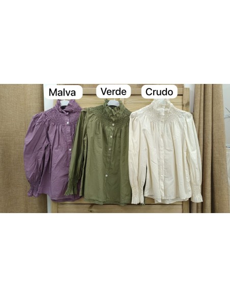 Camisa lisa con cuello subido con frunce