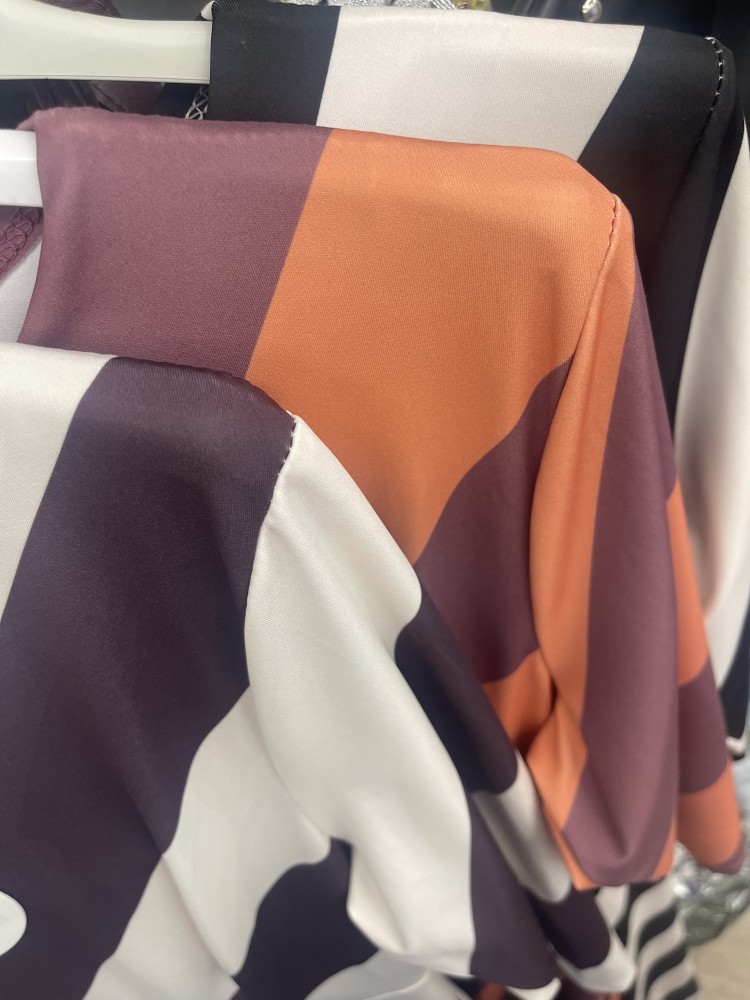 Vestido bicolor de rayas con corte