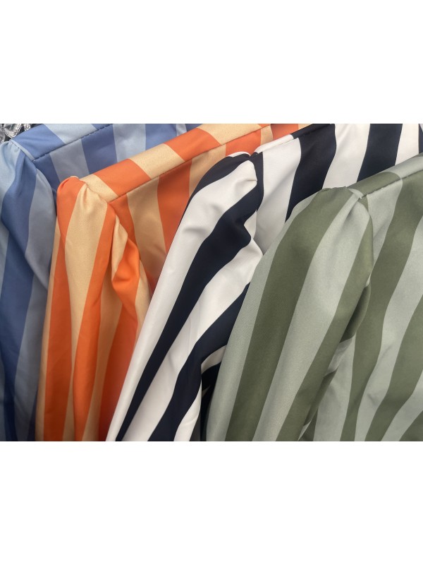 Chaqueta efecto impermeable de rayas con vuelo en hombros 2