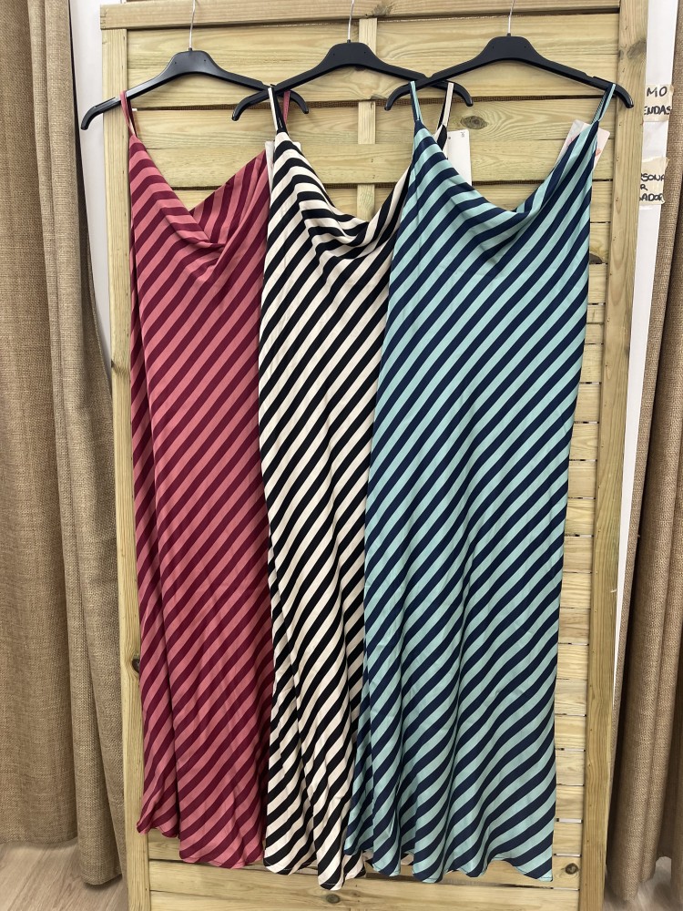 Vestido lencero escote cascada líneas diagonales