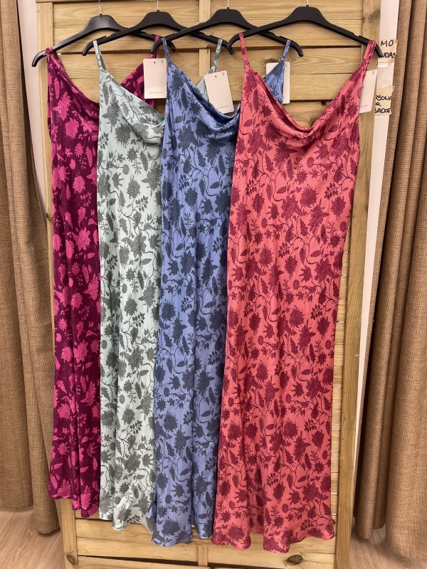 Vestido lencero escote cascada flores