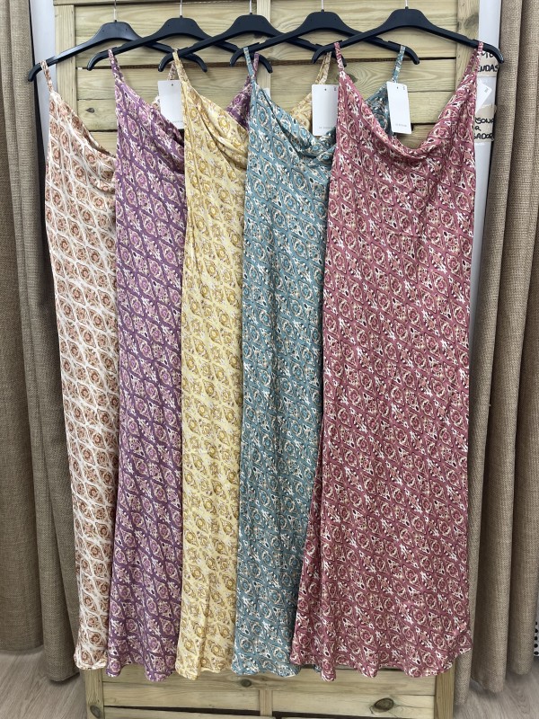 Vestido lencero escote cascada cenefa