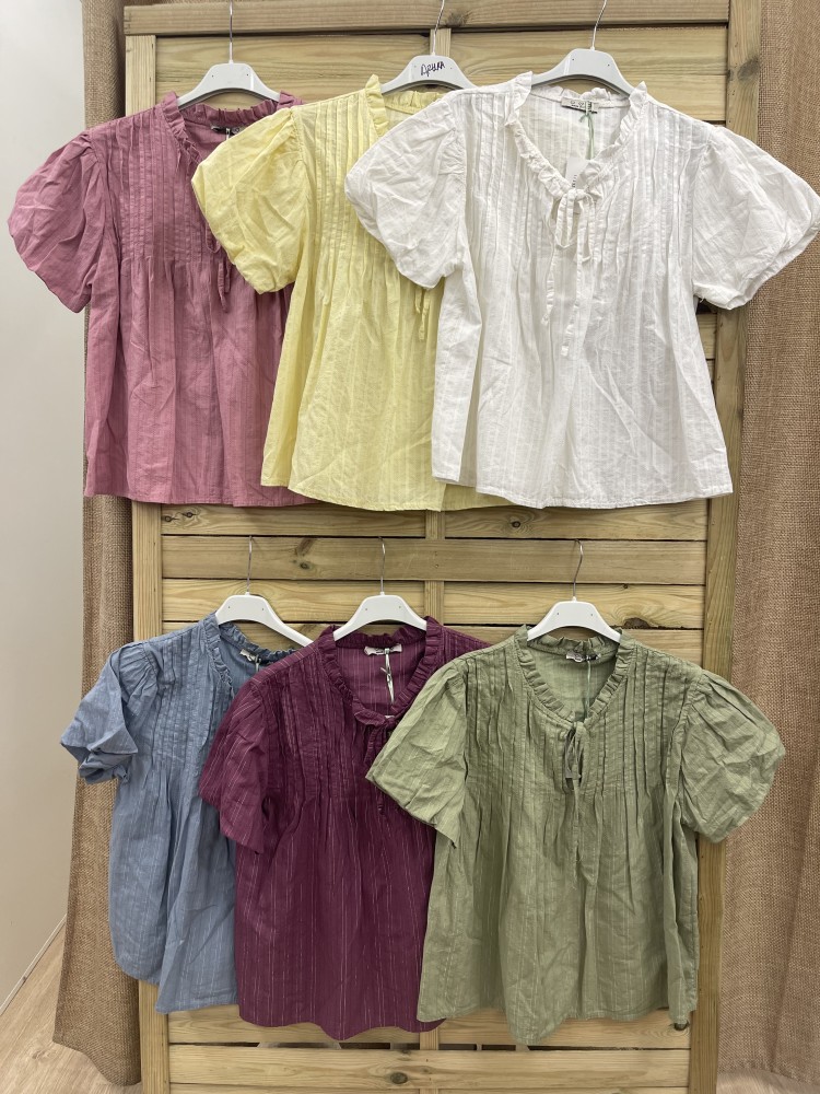 Camisa de manga corta con mini jaretas y lazada en escote