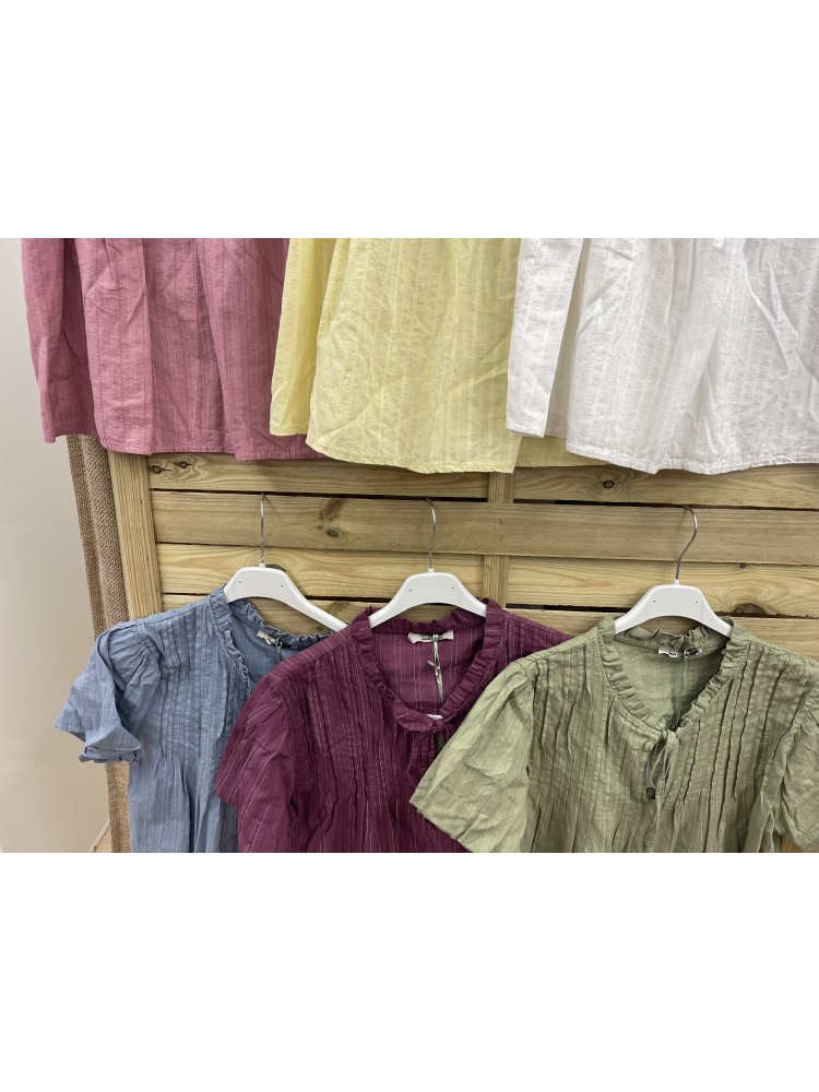 Camisa de manga corta con mini jaretas y lazada en escote