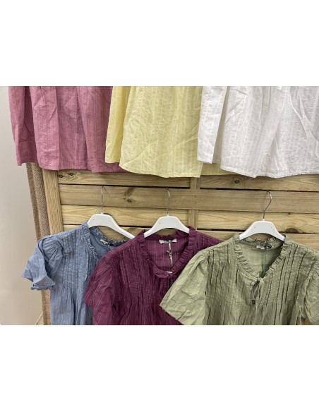 Camisa de manga corta con mini jaretas y lazada en escote