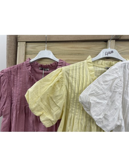 Camisa de manga corta con mini jaretas y lazada en escote