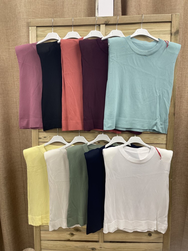 Top de punto de sisa con hombreras