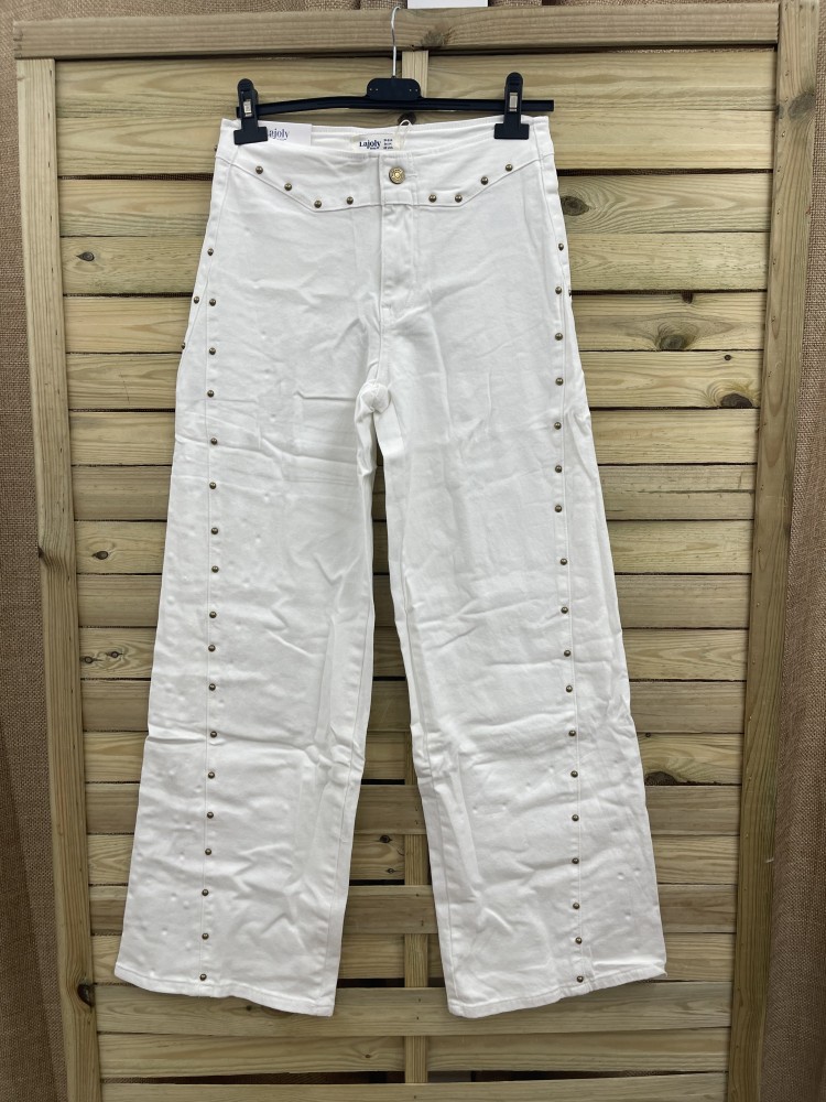Jeans blancos cintura baja y cremallera con tachas doradas