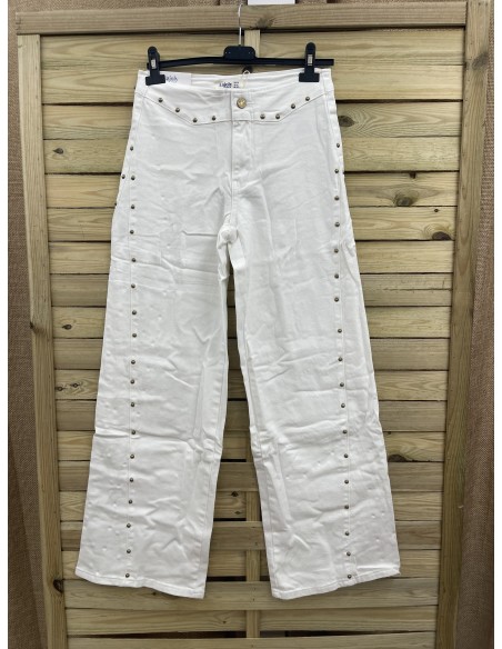 Jeans blancos cintura baja y cremallera con tachas doradas