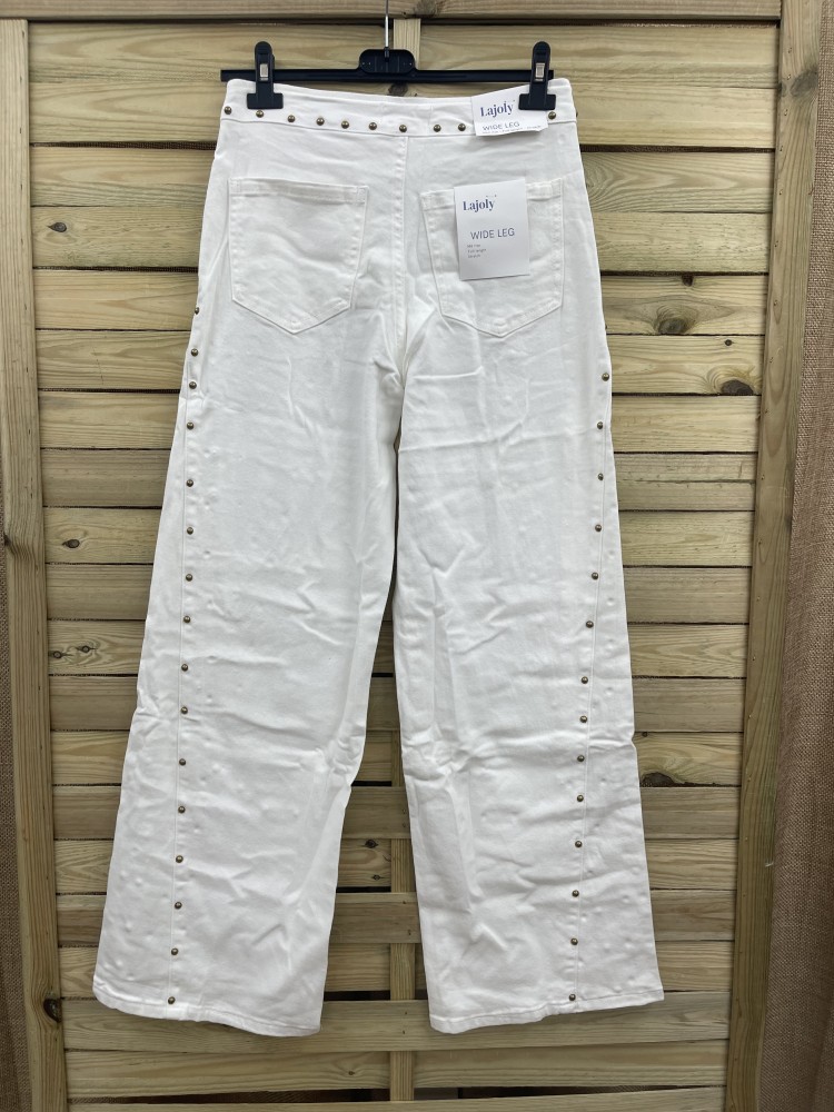 Jeans blancos cintura baja y cremallera con tachas doradas