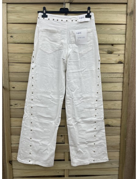 Jeans blancos cintura baja y cremallera con tachas doradas