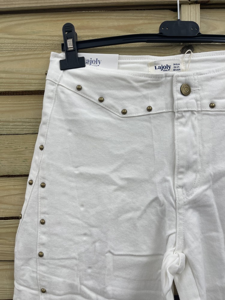 Jeans blancos cintura baja y cremallera con tachas doradas