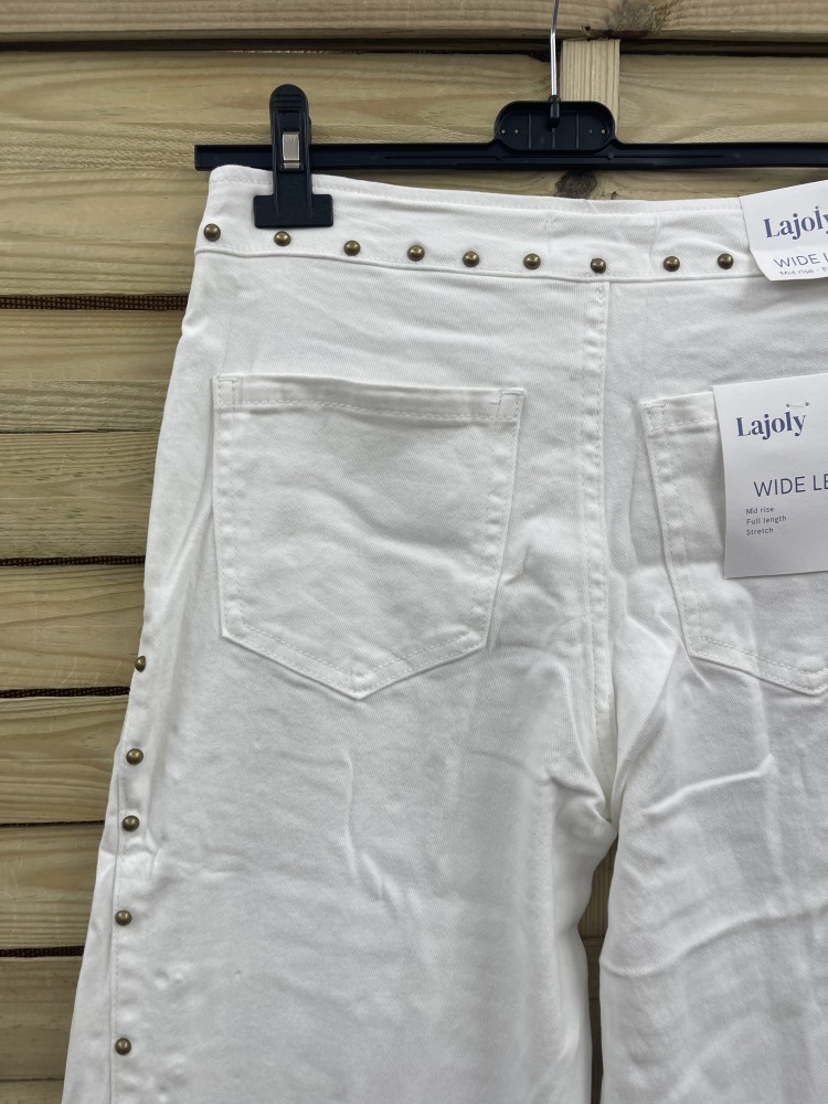 Jeans blancos cintura baja y cremallera con tachas doradas