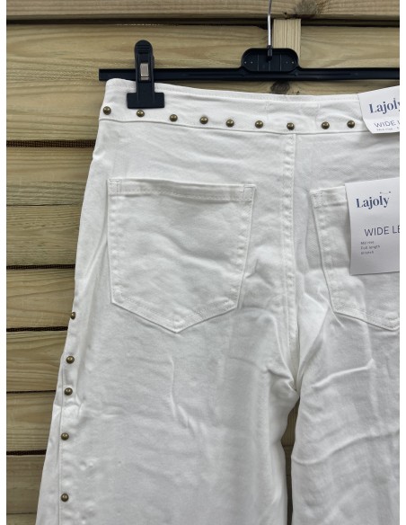 Jeans blancos cintura baja y cremallera con tachas doradas