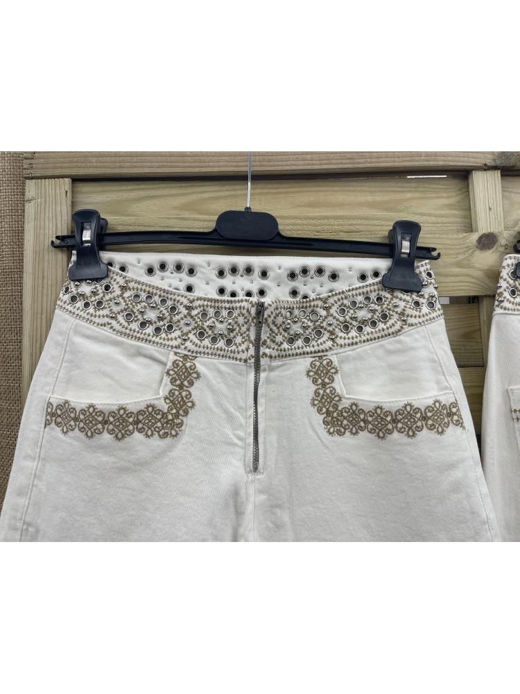 Jeans blanco con bordado dorado y mini arandelas