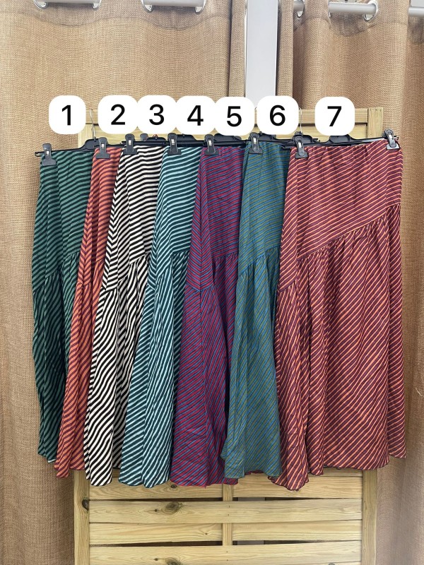 Falda rayitas finas con corte diagonal en cadera