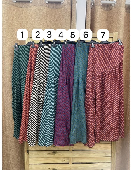 Falda rayitas finas con corte diagonal en cadera