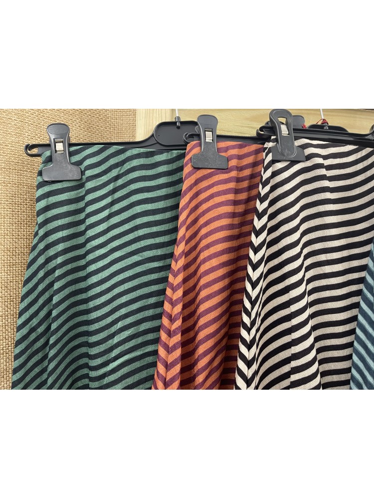 Falda rayitas finas con corte diagonal en cadera