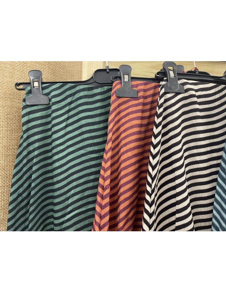 Falda rayitas finas con corte diagonal en cadera