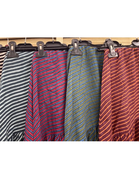 Falda rayitas finas con corte diagonal en cadera